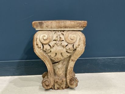 Grand chapiteau en bois sculpté formant support.
XVIII°...