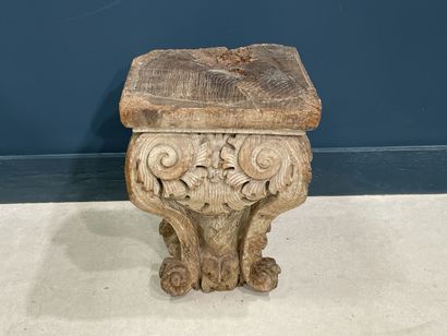 Grand chapiteau en bois sculpté formant support.
XVIII°...