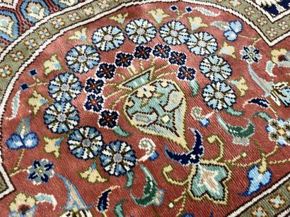 Grand tapis en soie, avec cartouche sur fond...