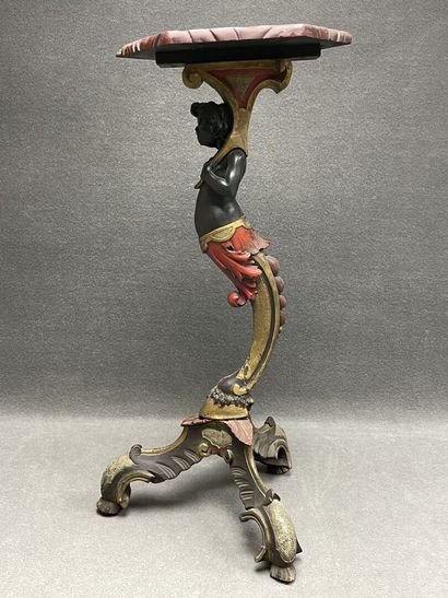 Guéridon en bois sculpté patiné, figurant...