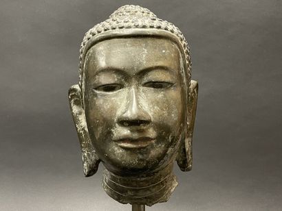 Tête de Bouddha au doux sourire, yeux mi-clos....