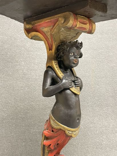 Guéridon en bois sculpté patiné, figurant...