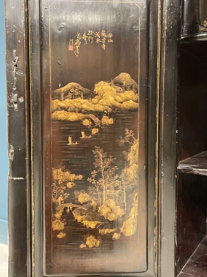 Meuble chinois en trois éléments ouvrant...