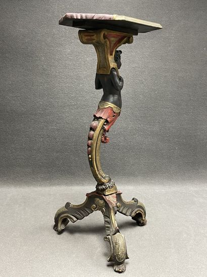 Guéridon en bois sculpté patiné, figurant...