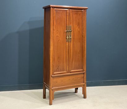 Armoire chinoise ouvrant à deux portes, decouvrant...