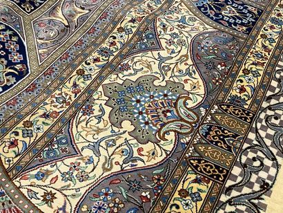 Grand tapis en soie, avec cartouche sur fond...