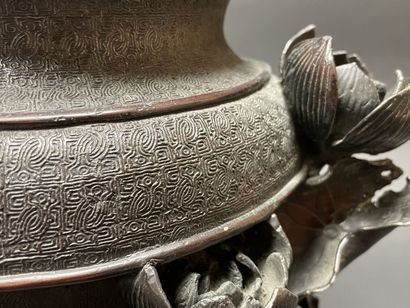 Vase couvert en bronze patiné à décor en...