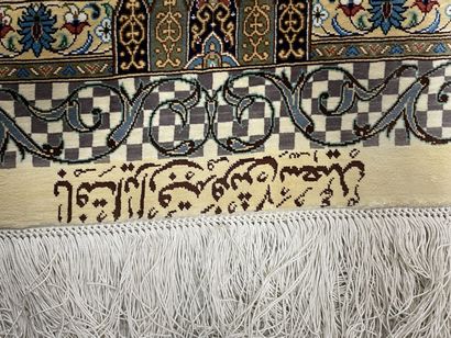 Grand tapis en soie, avec cartouche sur fond...