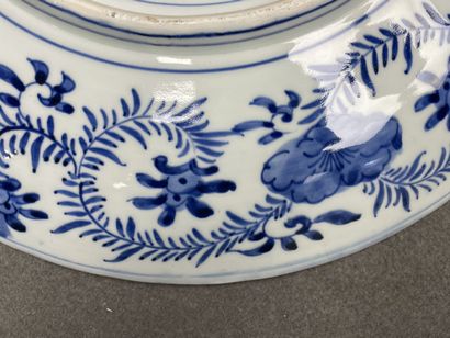 Grand plat à décor de dragons et poissons...