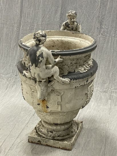 Grand vase aux amours.
Epreuve en fonte,...
