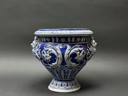 Grand cache pot en grès d'Alsace, 
Style...
