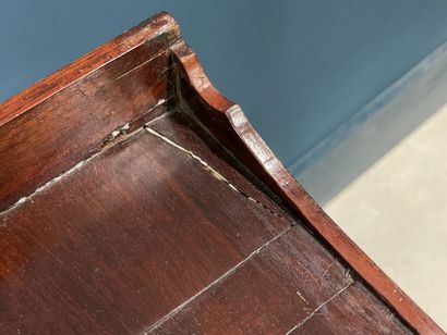 Barbière en acajou dégageant de nombreux...