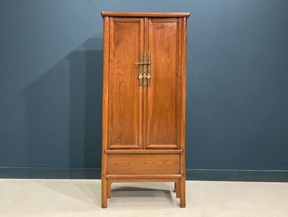 Armoire chinoise ouvrant à deux portes, decouvrant...