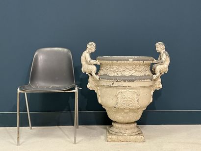Grand vase aux amours.
Epreuve en fonte,...