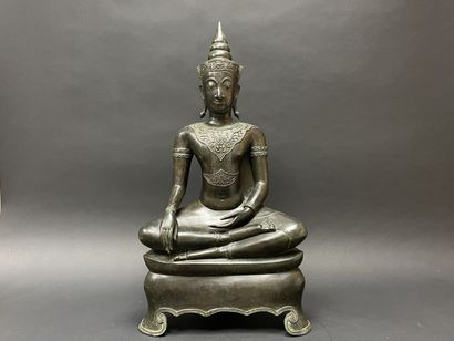 Bouddha au beau visage souriant, les yeux...