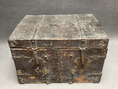 Coffret de voyage XVII°
Bois et ferronneries,...