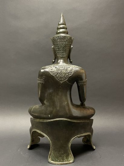 Bouddha au beau visage souriant, les yeux...