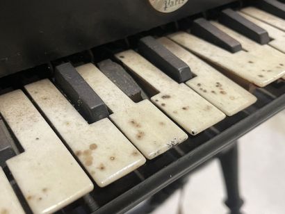 Harmoniflûte XIX° sur son socle en bois tourné....