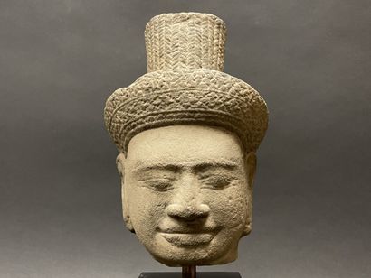 Tête de bouddha.
Vishnou, les yeux mi-clos,...
