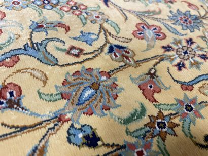 Grand tapis en soie, avec cartouche sur fond...