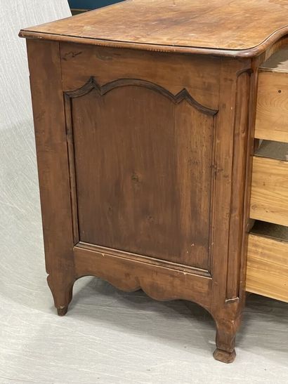 Commode en noyer mouluré, façade arbalète...
