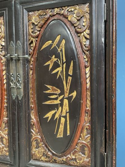 Meuble chinois en trois éléments ouvrant...