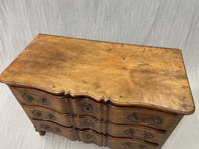Commode en noyer mouluré, façade arbalète...