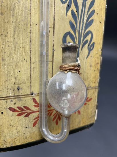 Baromètre en bois peint. 
début XIX° siècle.
95...