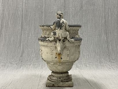 Grand vase aux amours.
Epreuve en fonte,...