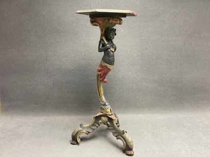 Guéridon en bois sculpté patiné, figurant...