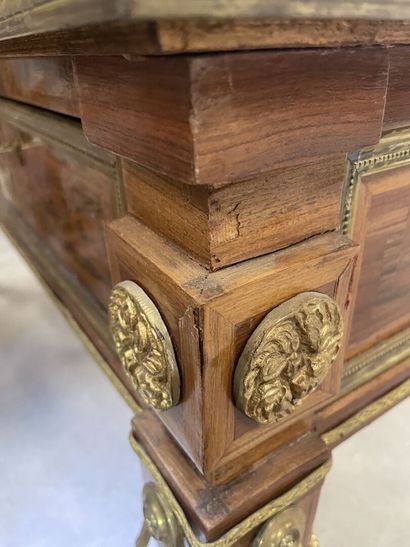 Bureau en placage d'acajou et marqueterie...