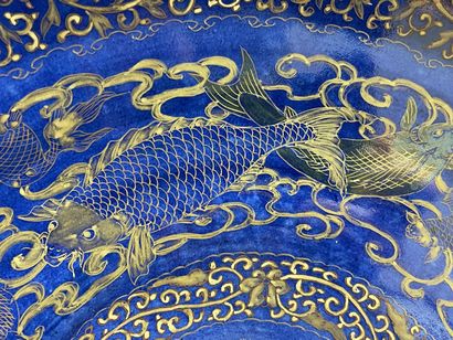 Grand plat à décor de dragons et poissons...
