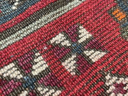 Tapis d'Orient en galerie. 
420 x 120 cm....