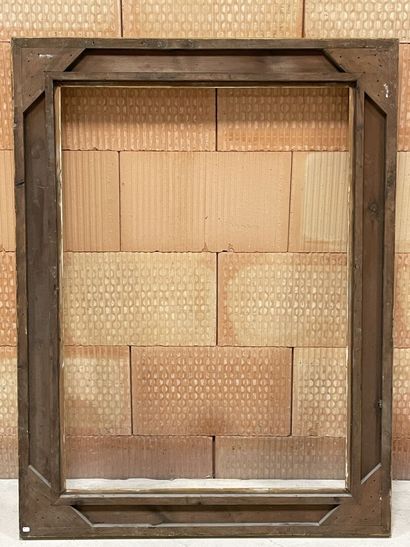 Grand cadre en bois et stuc doré. 
Dim. intérieur:...