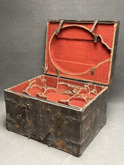 Coffret de voyage XVII°
Bois et ferronneries,...
