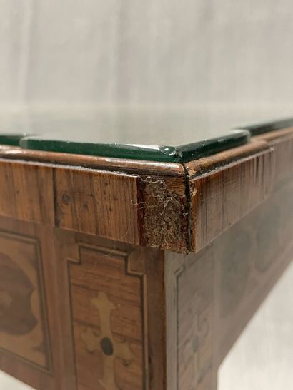 Table de salon marquetée
Style Louis XVI...