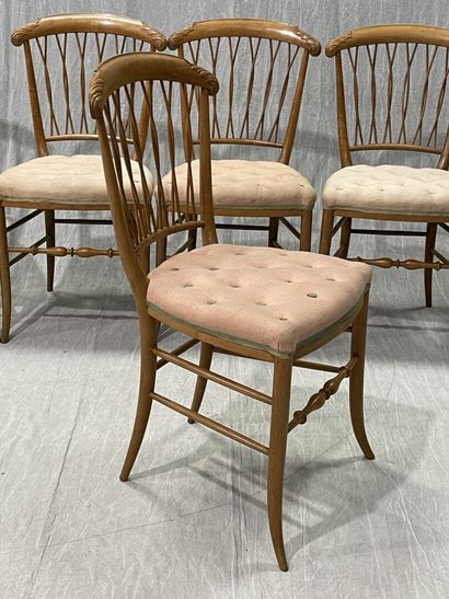 Suite de six chaises légères en bois blond,...