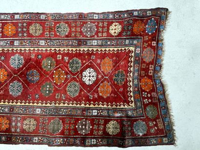 Tapis d'Orient en galerie. 
420 x 120 cm....