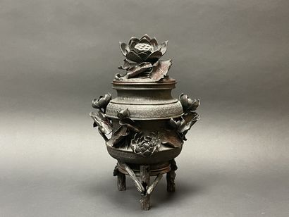 Vase couvert en bronze patiné à décor en...