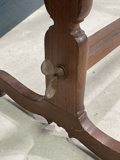 Rare métier à tisser en acajou.
Estampillé...