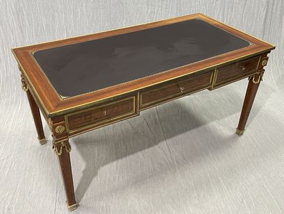 Bureau en placage d'acajou et marqueterie...