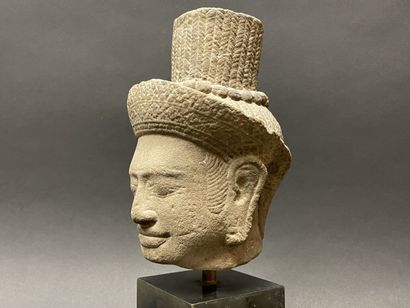 Tête de bouddha.
Vishnou, les yeux mi-clos,...