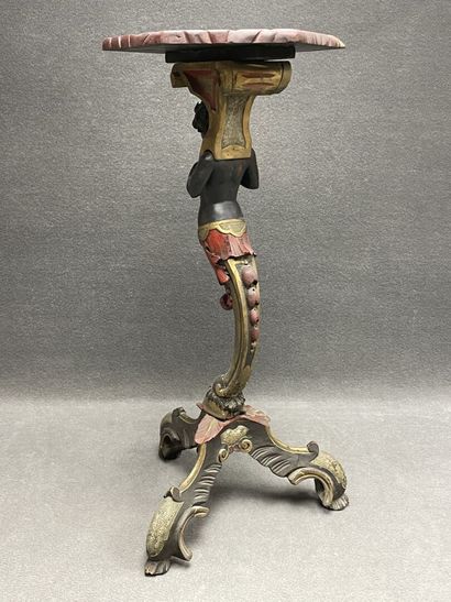 Guéridon en bois sculpté patiné, figurant...
