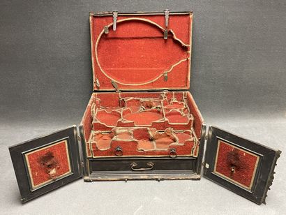 Coffret de voyage XVII°
Bois et ferronneries,...