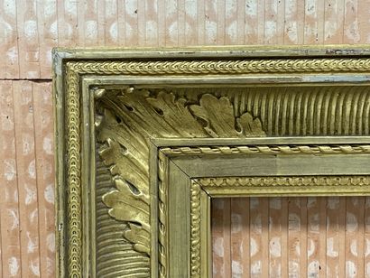 Grand cadre en bois et stuc doré. 
Dim. intérieur:...