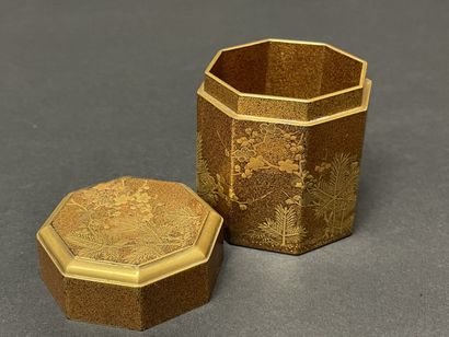 Petite boite octogonale en laque hiramaki-e...