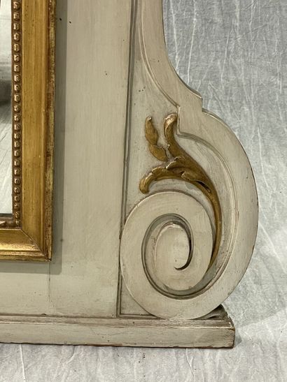 Trumeau en bois laqué sculpté de volutes,...