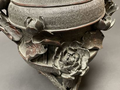 Vase couvert en bronze patiné à décor en...