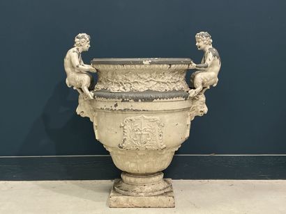 Grand vase aux amours.
Epreuve en fonte,...