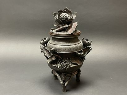 Vase couvert en bronze patiné à décor en...